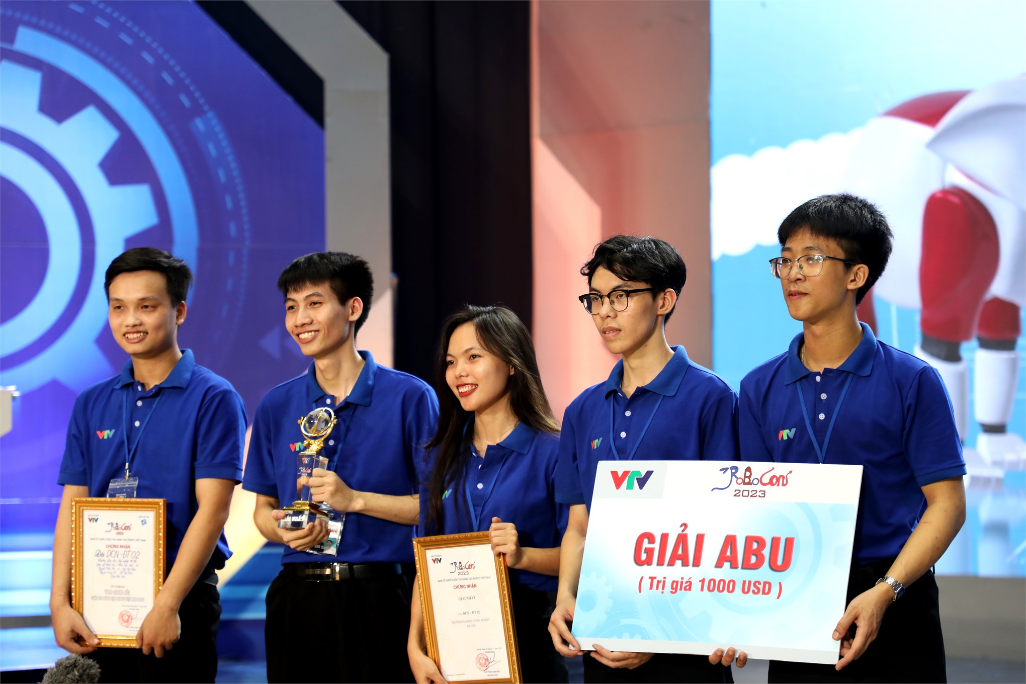 DCN-ĐT 02 Đại học Công nghiệp Hà Nội vô địch Cuộc thi Sáng tạo Robot Việt Nam năm 2023