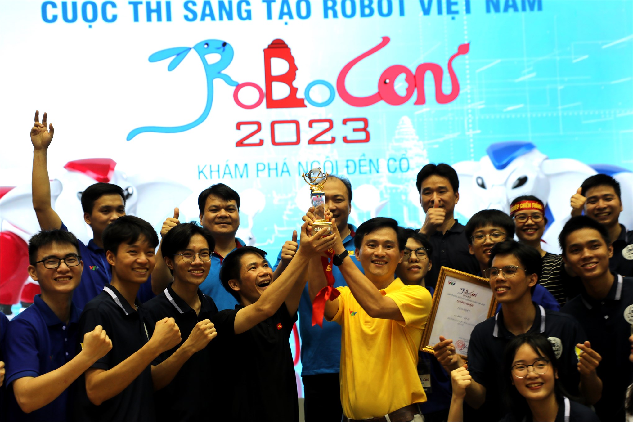 DCN-ĐT 02 Đại học Công nghiệp Hà Nội vô địch Cuộc thi Sáng tạo Robot Việt Nam năm 2023