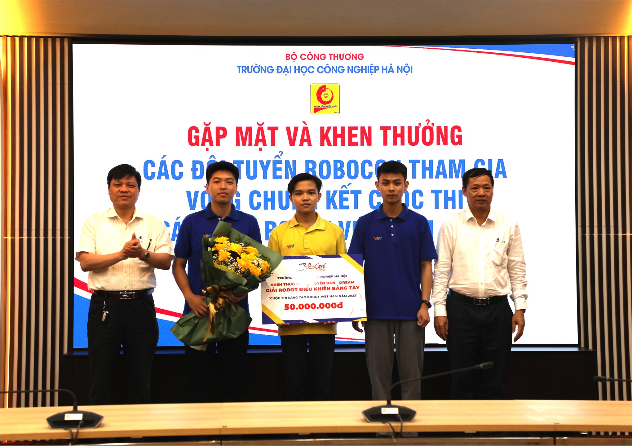Đại học Công nghiệp Hà Nội gặp mặt và khen thưởng các đội tuyển Robocon tham gia vòng chung kết Cuộc thi Sáng tạo Robot Việt Nam 2023