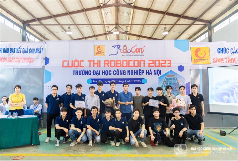 Đội ĐT2-HaUI khoa Điện tử vô địch Robocon cấp trường năm 2023