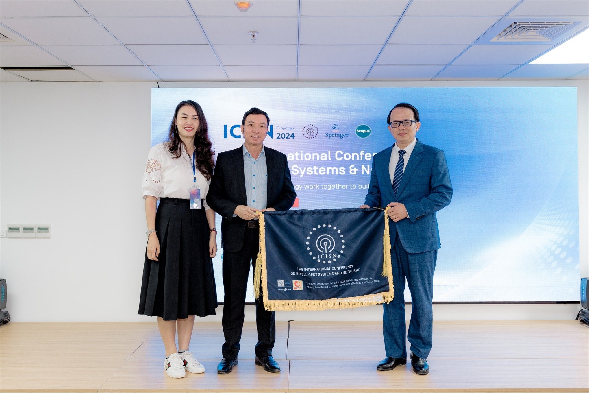 Đại học Công nghiệp Hà Nội nhận cờ đăng cai ICISN 2025