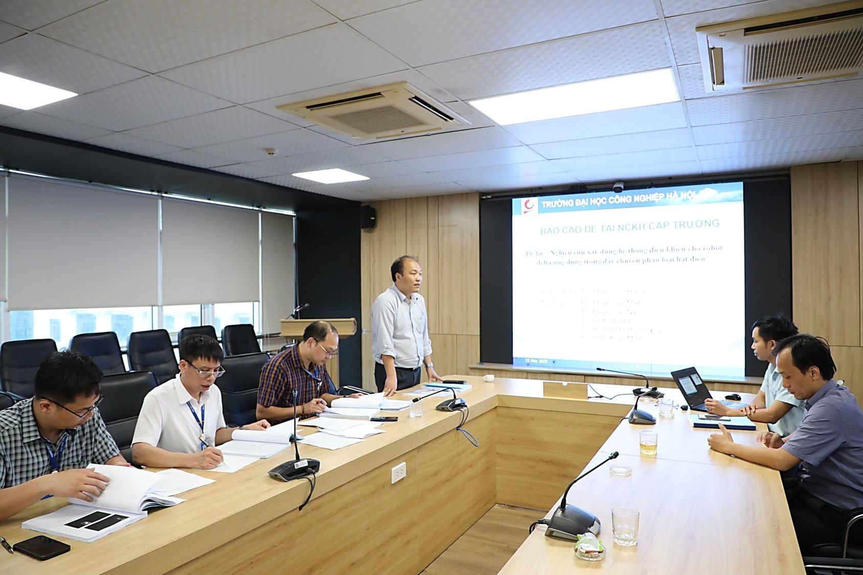 Nghiệm thu đề tài nghiên cứu khoa học cấp Trường `Nghiên cứu xây dựng hệ thống điều khiển cho Robot Delta ứng dụng trong dây chuyền phân loại hạt điều`