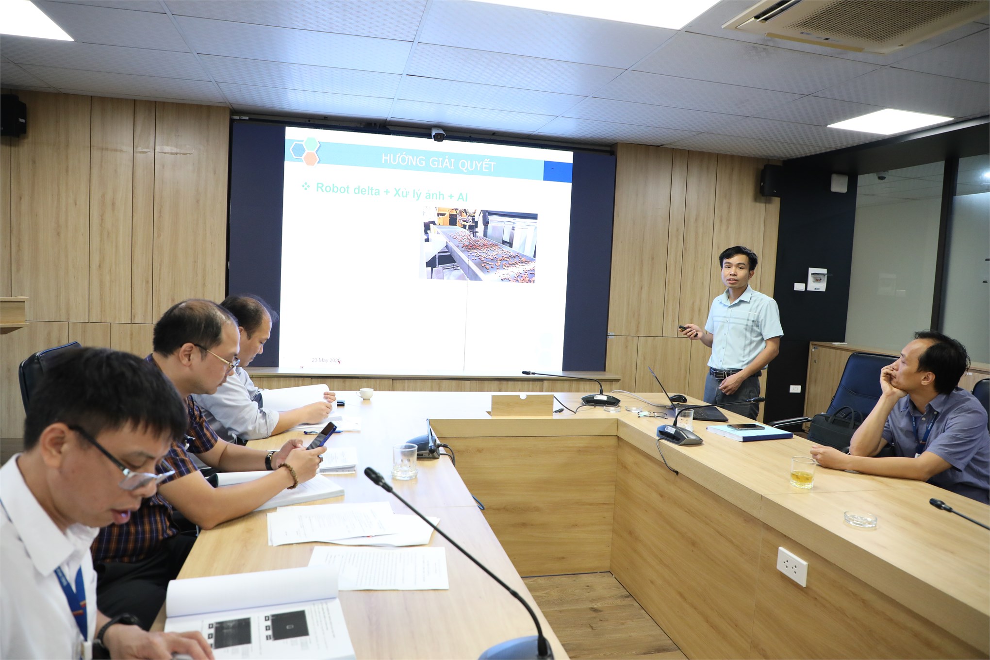 Nghiệm thu đề tài nghiên cứu khoa học cấp Trường `Nghiên cứu xây dựng hệ thống điều khiển cho Robot Delta ứng dụng trong dây chuyền phân loại hạt điều`