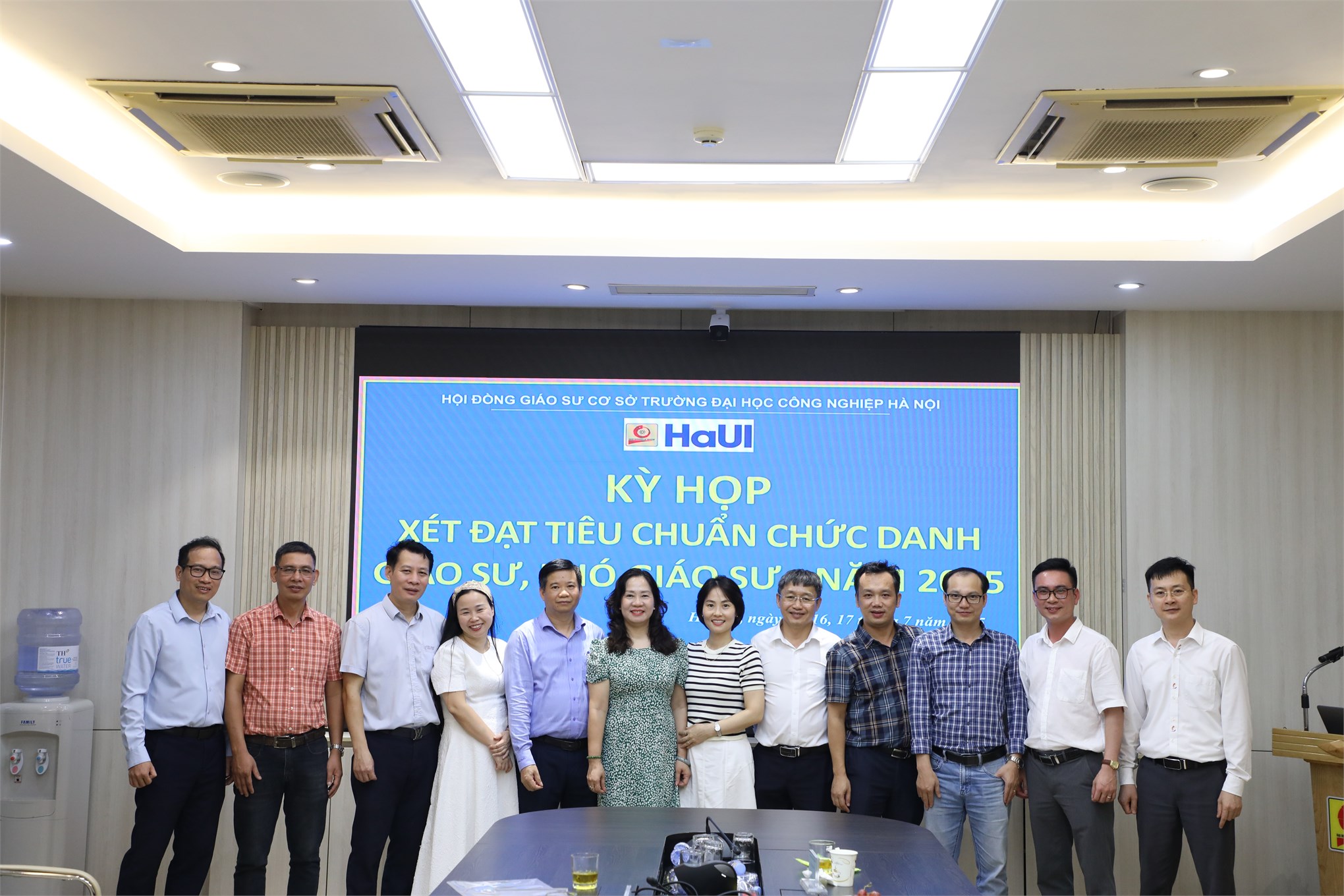 Hanoi University of Industry's Council of Professors held a meeting to select qualified candidates for the titles of Professor and Associate Professor in 2025.
