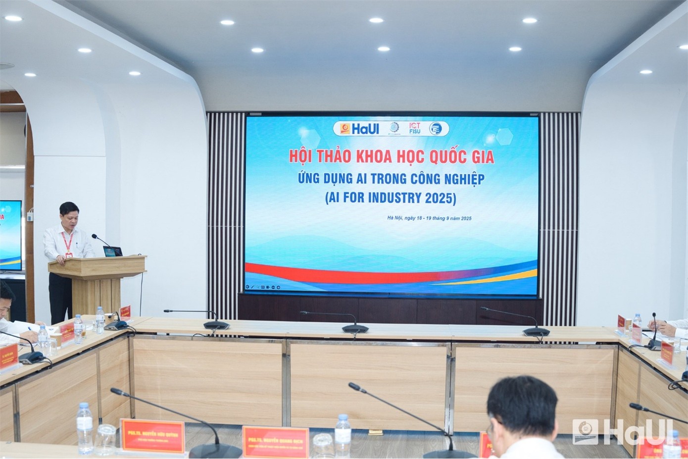 Bàn về giải pháp đưa AI trở thành động lực then chốt của công nghiệp hiện đại tại Hội thảo khoa học quốc gia “Ứng dụng AI trong công nghiệp”