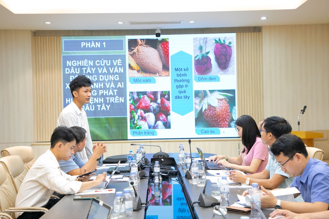 Nghiệm thu đề tài NCKH cấp Trường ‘‘Nghiên cứu xây dựng giải pháp ứng dụng trí tuệ nhân tạo hỗ trợ cảnh báo sớm tình trạng mềm bệnh của cây dâu tây dựa vào hình ảnh`