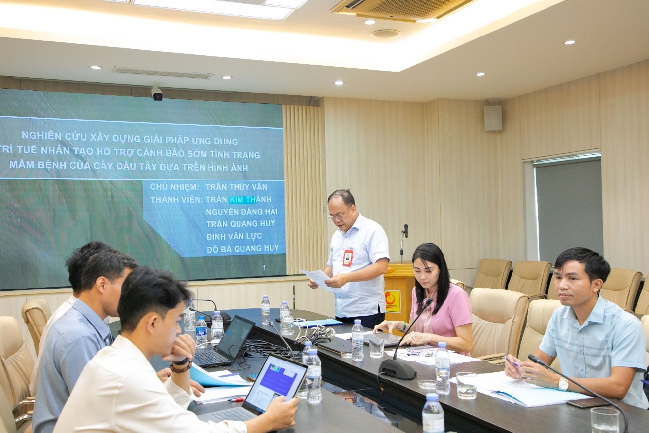 Nghiệm thu đề tài NCKH cấp Trường ‘‘Nghiên cứu xây dựng giải pháp ứng dụng trí tuệ nhân tạo hỗ trợ cảnh báo sớm tình trạng mềm bệnh của cây dâu tây dựa vào hình ảnh`