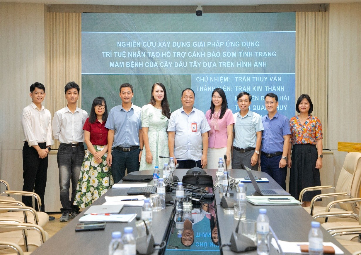Nghiệm thu đề tài NCKH cấp Trường ‘‘Nghiên cứu xây dựng giải pháp ứng dụng trí tuệ nhân tạo hỗ trợ cảnh báo sớm tình trạng mềm bệnh của cây dâu tây dựa vào hình ảnh`