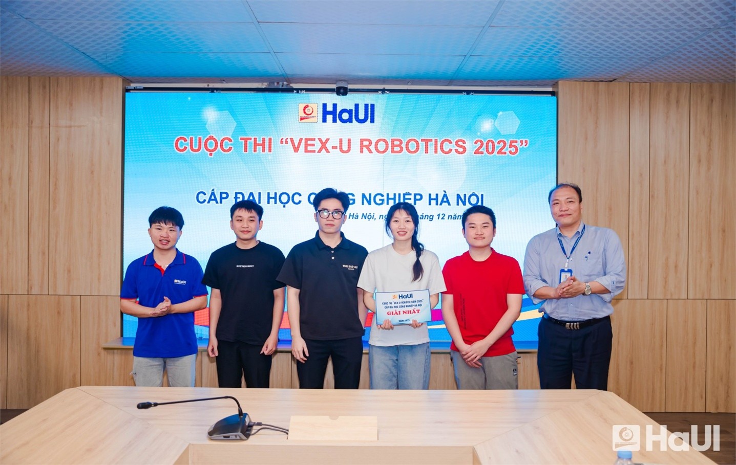VEX-U ROBOTICS 2025: sân chơi công nghệ đẳng cấp quốc tế tổ chức tại Đại học Công nghiệp Hà Nội