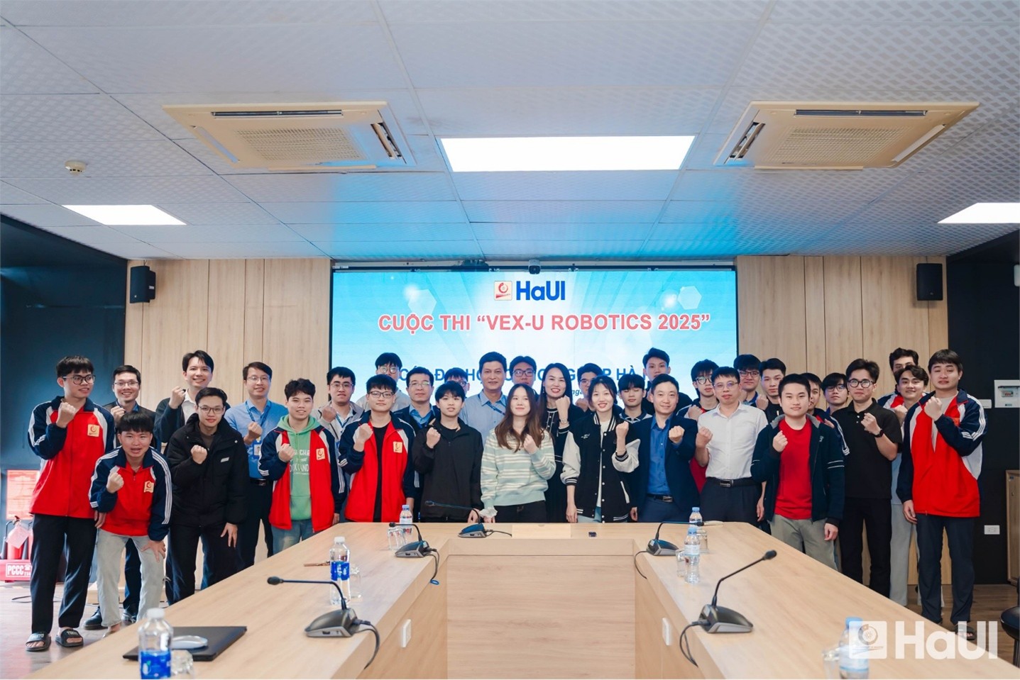 VEX-U ROBOTICS 2025: sân chơi công nghệ đẳng cấp quốc tế tổ chức tại Đại học Công nghiệp Hà Nội